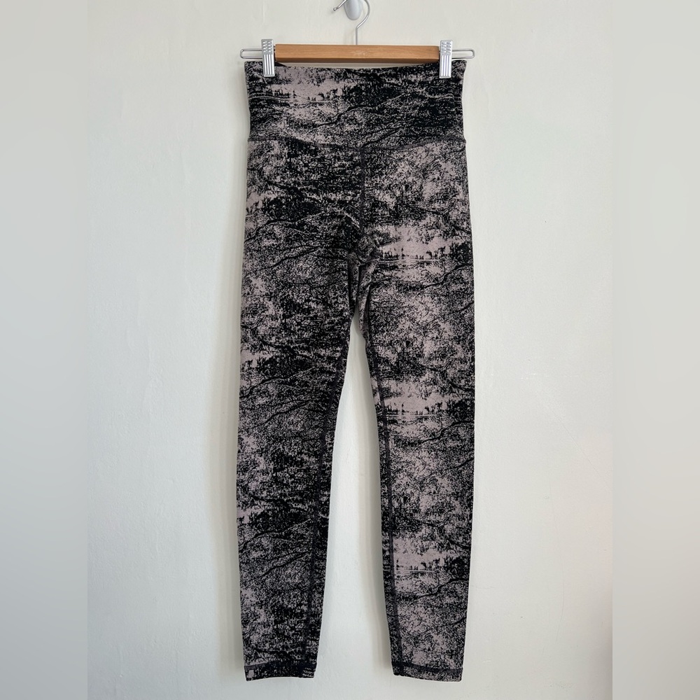 SMALL Athleta ELATION GLADES 7/8 TIGHTS leggings women’s grey black pattern